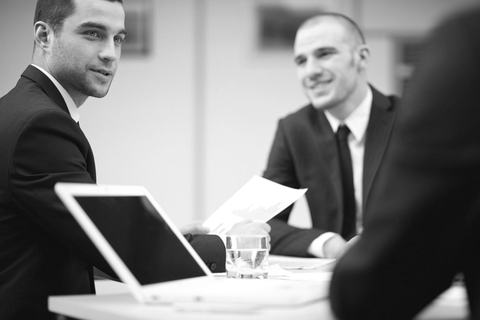 Persoană organizând documente financiare și planificând bugete personale